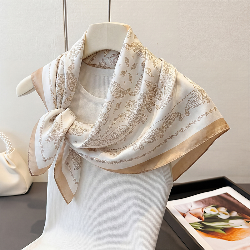 وشاح مربع من الساتان الحريري ب - مراجعة Silk Neck Scarf وسعره